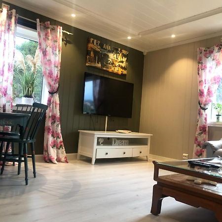 Den Gule Huset Apartment Lyngdal Bagian luar foto