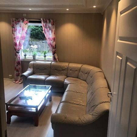 Den Gule Huset Apartment Lyngdal Bagian luar foto