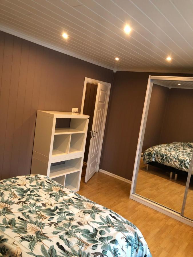 Den Gule Huset Apartment Lyngdal Bagian luar foto