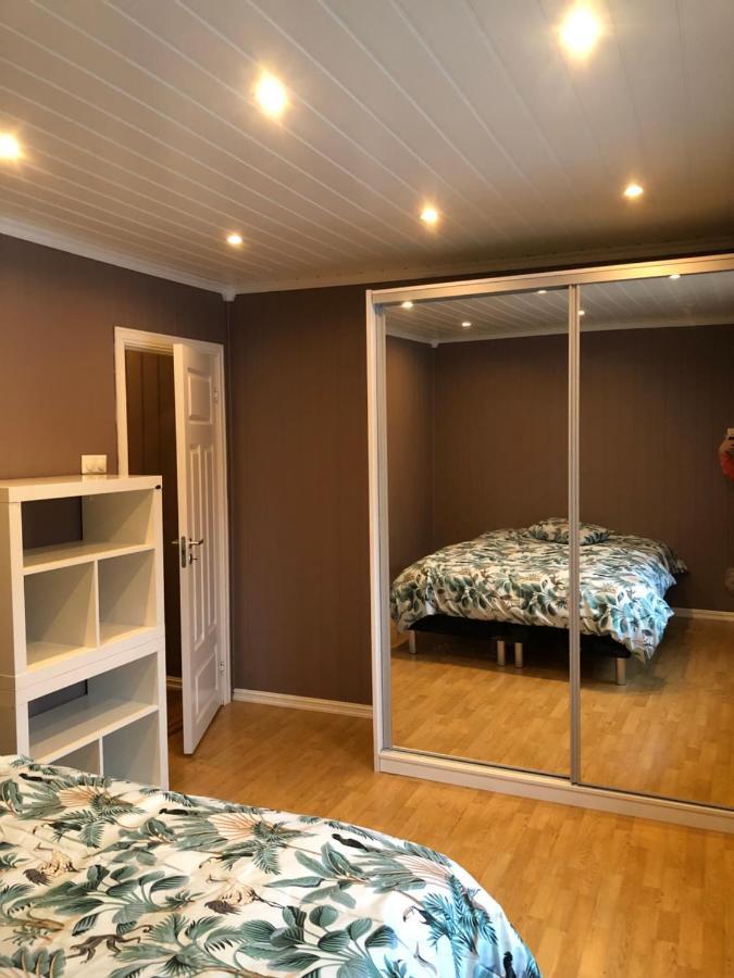 Den Gule Huset Apartment Lyngdal Bagian luar foto