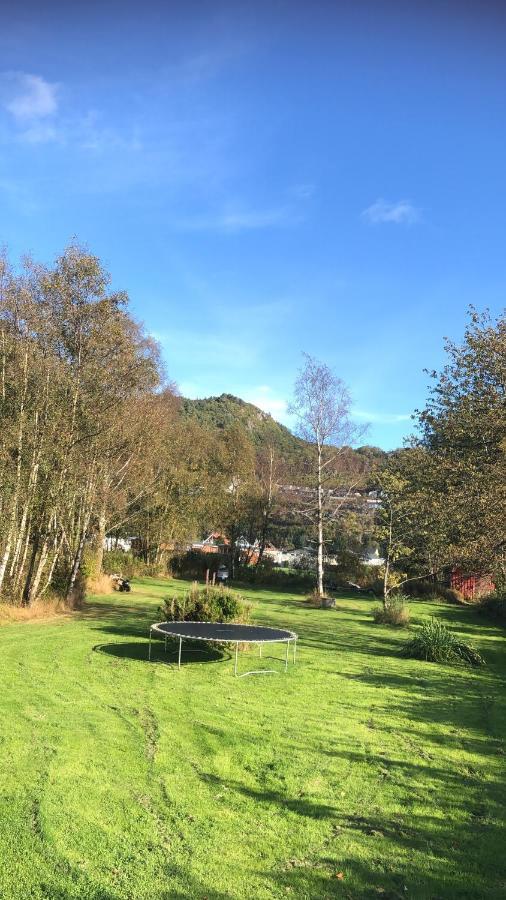 Den Gule Huset Apartment Lyngdal Bagian luar foto