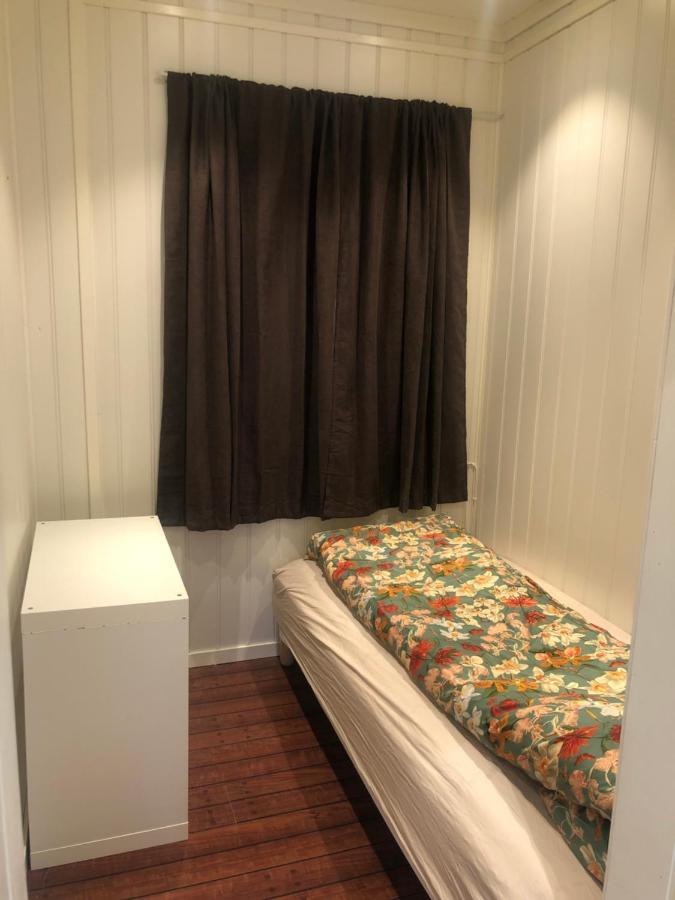 Den Gule Huset Apartment Lyngdal Bagian luar foto