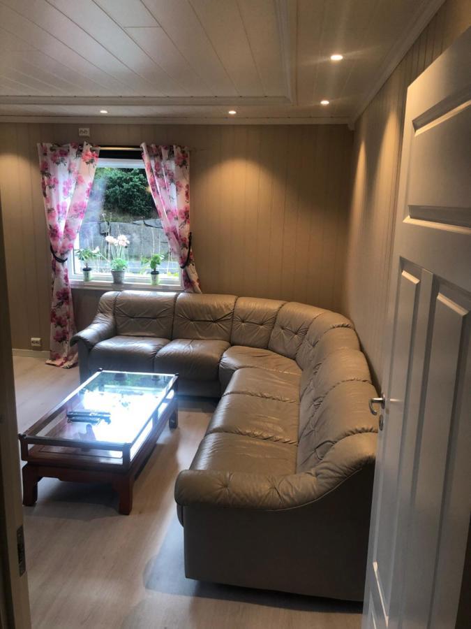 Den Gule Huset Apartment Lyngdal Bagian luar foto