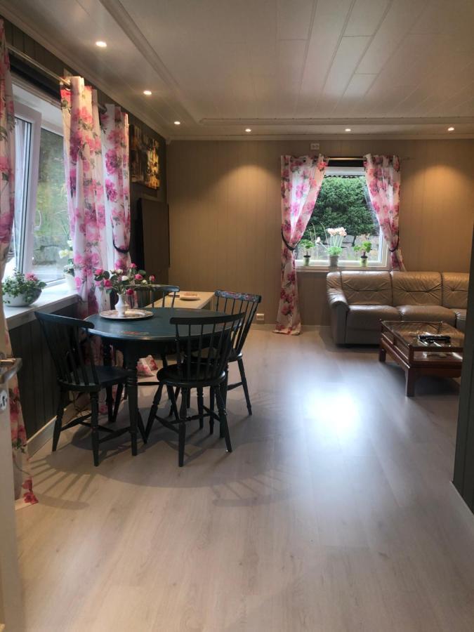 Den Gule Huset Apartment Lyngdal Bagian luar foto